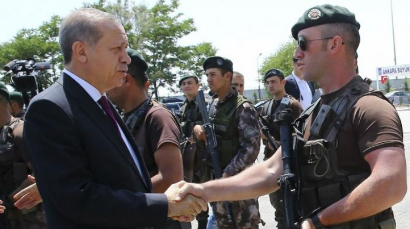 Δείτε πως θα ελέγχει πλέον τους αξιωματικούς του ο Ερντογάν